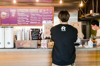 ドリンクを選ぶRIKUさん。