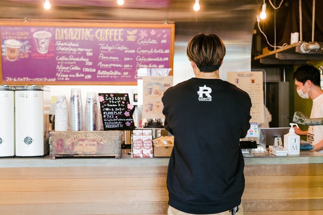 ドリンクを選ぶRIKUさん。