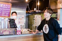 AMAZING COFFEEの山本和希店長とRIKUさんは友人だという。