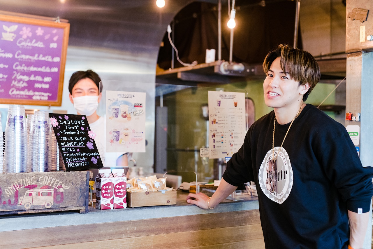 AMAZING COFFEEの山本和希店長とRIKUさんは友人だという。