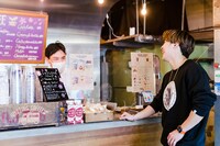 山本和希店長と談笑するRIKUさん。