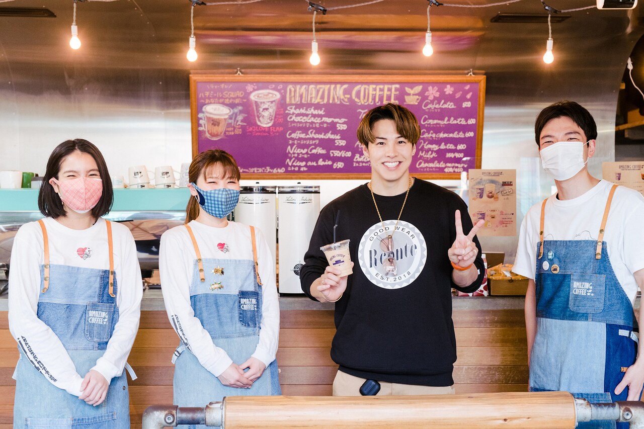 AMAZING COFFEEのスタッフと記念撮影するRIKUさん。