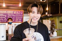 ストローをこちらに向けるRIKUさん。