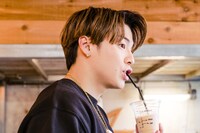 「コーヒーシャリシャリ」を飲むRIKUさん。