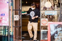 AMAZING COFFEEをあとにするRIKUさん。