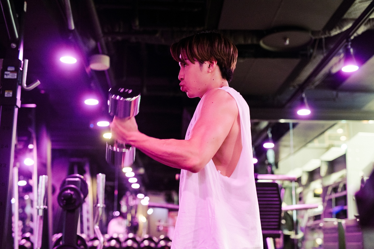 ウエイトトレーニングをするRIKUさん。