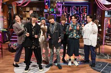 左から田中圭、Novelbright、千葉雄大。(c)日本テレビ