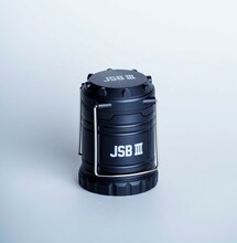 書店限定版に付属する「JSB III」ロゴ入りLEDランタン（ホワイトロゴ）。