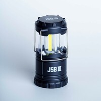 書店限定版に付属する「JSB III」ロゴ入りLEDランタン（ホワイトロゴ）の点灯イメージ。