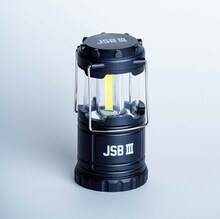 書店限定版に付属する「JSB III」ロゴ入りLEDランタン（ホワイトロゴ）の点灯イメージ。