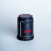 ローソン限定版に付属する「JSB III」ロゴ入りLEDランタン（レッドロゴ）。