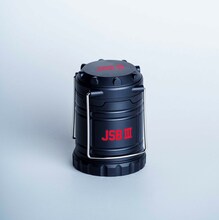 ローソン限定版に付属する「JSB III」ロゴ入りLEDランタン（レッドロゴ）。