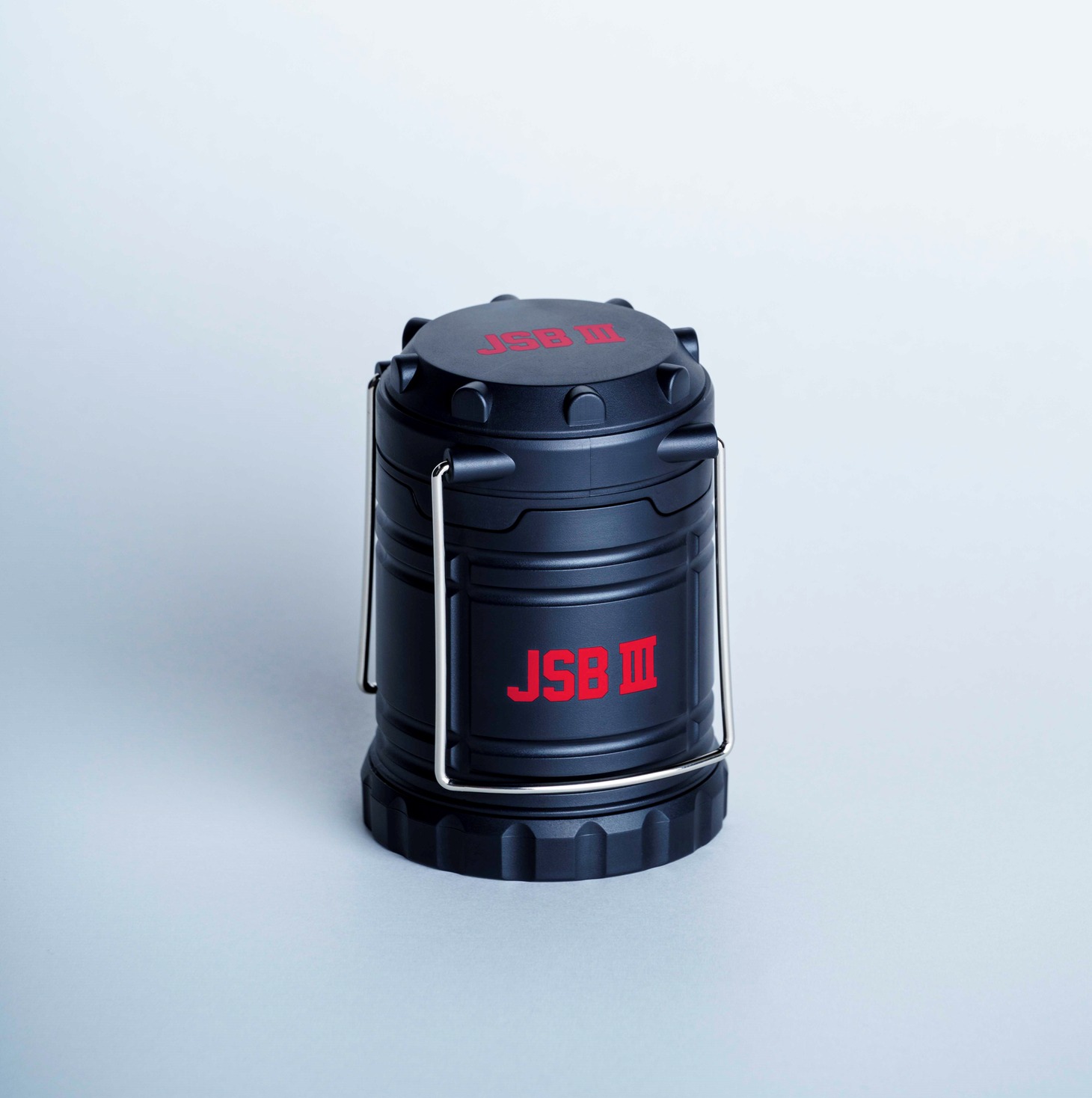 ローソン限定版に付属する「JSB III」ロゴ入りLEDランタン（レッドロゴ）。