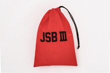 ローソン限定版に付属する「JSB III」ロゴ入り巾着バッグ（レッド）