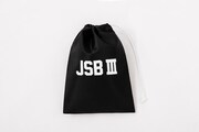 書店限定版に付属する「JSB III」ロゴ入り巾着バッグ（ブラック）。