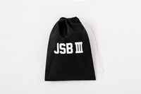 書店限定版に付属する「JSB III」ロゴ入り巾着バッグ（ブラック）。