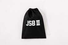 書店限定版に付属する「JSB III」ロゴ入り巾着バッグ（ブラック）。