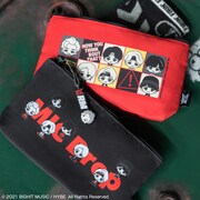 「一番くじ TinyTAN」ポーチにメンバーチャームを付けた状態。