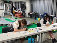 左から私立恵比寿中学の星名美怜、柏木ひなた。