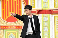 阿部寛のモノマネをする都留拓也（ラパルフェ）。(c)TBS