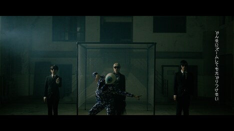 アーバンギャルド「君は億万画素」ミュージックビデオのワンシーン。