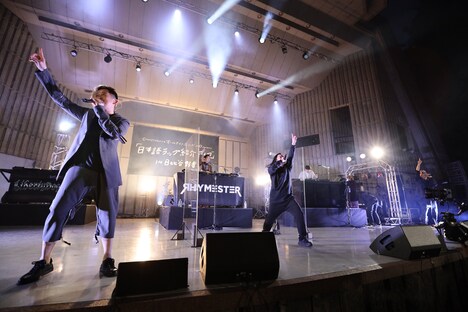 RHYMESTERとCreepy Nutsのコラボパフォーマンスの様子。