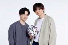 左から知念侑李、薮宏太。