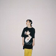 平賀さち枝とRIE SATO PARISのコラボTシャツ着用イメージ。
