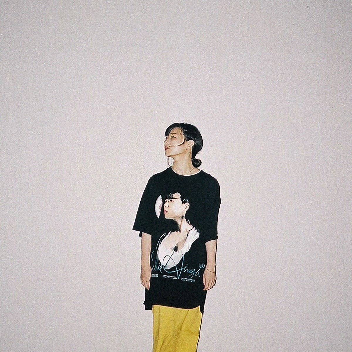 平賀さち枝とRIE SATO PARISのコラボTシャツ着用イメージ。