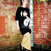 平賀さち枝とRIE SATO PARISのコラボTシャツ着用イメージ。