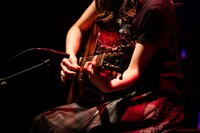 「有安杏果 サクライブ 弾き語りツアー2021」最終公演の様子。（写真提供：Apricot Music Records）