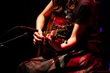 「有安杏果 サクライブ 弾き語りツアー2021」最終公演の様子。（写真提供：Apricot Music Records）