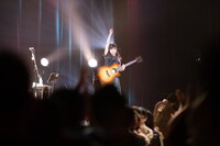 「有安杏果 サクライブ 弾き語りツアー2021」最終公演の様子。（写真提供：Apricot Music Records）