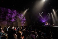 「有安杏果 サクライブ 弾き語りツアー2021」最終公演の様子。（写真提供：Apricot Music Records）