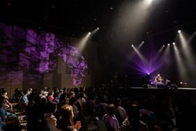 「有安杏果 サクライブ 弾き語りツアー2021」最終公演の様子。（写真提供：Apricot Music Records）