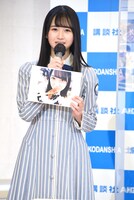 「日向撮」のお気に入りカットとして、金村美玖が上目使いで食事している写真を見せる上村ひなの。