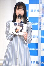 「日向撮」のお気に入りカットとして、金村美玖が上目使いで食事している写真を見せる上村ひなの。