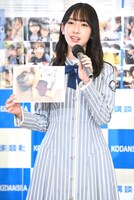 「日向撮」のお気に入りカットとして、キリッとした表情の丹生明里の写真を見せる金村美玖。