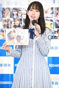 「日向撮」のお気に入りカットとして、キリッとした表情の丹生明里の写真を見せる金村美玖。