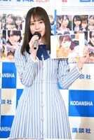 「日向撮」のお気に入りカットとして、顔に生クリームが付いた佐々木美玲の写真を見せる小坂菜緒。