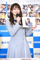 「日向撮」のお気に入りカットとして、前髪が未完成の小坂菜緒の写真を見せる潮紗理菜。