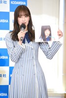 「日向撮」のお気に入りカットとして、河田陽菜が歯磨きしている写真を見せる佐々木久美。