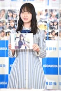 「日向撮」の“エモい”カットとして、上村ひなのを学校で撮影した写真を見せる金村美玖。