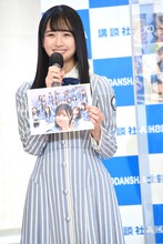 「日向撮」で特に印象に残っているカットとして、メンバー22人全員で自撮りした写真を見せる上村ひなの。