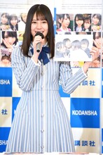 「日向撮」の中で一番日向坂46らしいカットとして、メンバー同士で抱き合う写真を見せる小坂菜緒。