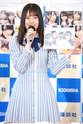 「日向撮」の中で一番日向坂46らしいカットとして、メンバー同士で抱き合う写真を見せる小坂菜緒。