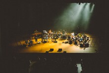 蓮沼執太フィル「○→○」東京・Bunkamuraオーチャードホール公演の様子。（撮影：後藤武浩）