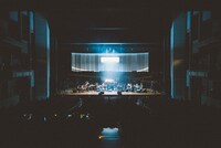 蓮沼執太フィル「○→○」東京・Bunkamuraオーチャードホール公演の様子。（撮影：後藤武浩）