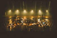 蓮沼執太フィル「○→○」東京・Bunkamuraオーチャードホール公演の様子。（撮影：後藤武浩）