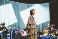 塩塚モエカ（羊文学）（撮影：後藤武浩）